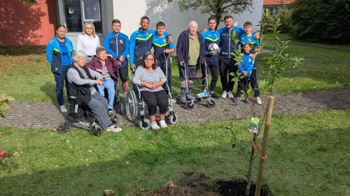 Fußballer*innen und Bewohner*innen des Stifts Leipheim bei Baumpflanzaktion