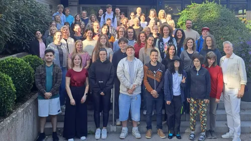 Regionalleiter Andreas Ammon (vorne rechts) freut sich, so viele neue Kolleg*innen am Auhof begrüßen zu dürfen. 