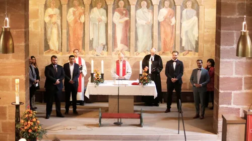 Am Sonntag, 19. Oktober, sind Simon Weigel (links), Mehrab Zarei (z.v.l.), Janis Hübschmann (z.v.r.) und Peter Maier (r.) in ihr Amt als Diakon eingesegnet worden. 