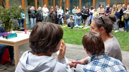 Die Schüler*innen bei ihrem großen Auftritt: Vor dem Festpublikum sangen sie gemeinsam ein Lied und spielten dazu Instrumente. Eine Herausforderung, welche die Kinder hervorragend meisterten.