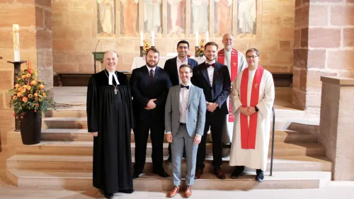 v.l.n.r.: Oberkirchenrat Stefan Reimers, Diakon Simon Weigel (Dekanatsjugendreferent im Dekanatsbezirk Michelau), Diakon Mehrab Zarei (Integrationslotse beim Diakonischen Werk Oberpfalz Mitte-Nord e.V. in Weiden), Diakon Peter Maier (Dekanatsjugendreferent im Dekanatsbezirk Bayreuth), Diakon Janis Hübschmann (Mitarbeiter in der heilpädagogischen Wohngruppe im Martin-Luther-Haus bei der Stadtmission Nürnberg e.V.), Brüdersenior Diakon Peter Barbian und Studierendenbegleiter Diakon Frank Grohmann 