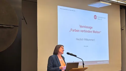 Sozialreferentin Elisabeth Ries spricht zur Eröffnung