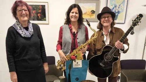 Märchenerzählerin Diakonin Marion Degenhardt-Ebersberger mit der Hospizbegleiterin Dr. Karin Fielder und Musiker Kurt Weißmann