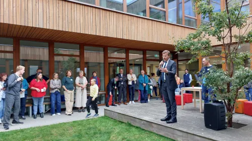 Marcus König spricht zum 30. Jubiläum im Hof der Muschelkinderschule. "Das hier ist ein Ort der Herzenswärme"
