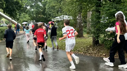 Beim Lauf im Juli drehten die Schüler*innen trotz Dauerregens motiviert 2.419 Runden.