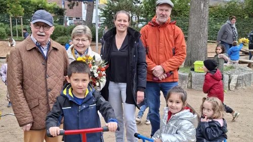 Das Ehepaar Klaus und Anita Köhler (l.), die Kindergartenleitung Judith Vogel (Mitte) und der Leiter des Rummelsberger Stiftungszentrums, Diakon Mathias Kippenberg, bei der Übergabe der neuen Fahrzeuge im Kindergarten Lichtenhof