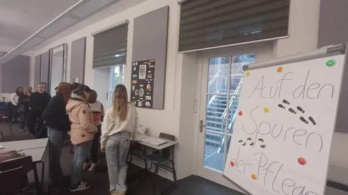 Beim Tag der offenen Tür stellten die Lernenden ihre Projektarbeit „Auf den Spuren der Pflege“ vor. 