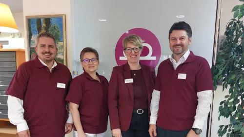 Praktikanten für einen Nachmittag: Bürgermeister Stefan Korpan (links) und Landrats-Kandidat Johann Bertl (rechts) bei Dienstantritt im Steigenberger Hof. Wohnbereichsleiterin Etelka Moreh und Regionalleiterin Sibylle Spindler begleiten die Politiker beim „Praktikum“.
