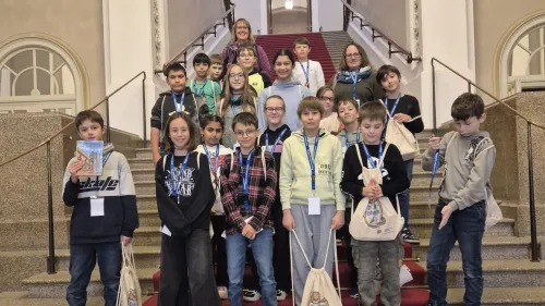 19 Schüler*innen des Sonderpädagogischen Förderzentrums Altdorf erlebten einen aufregenden Tag im Bayerischen Landtag. 