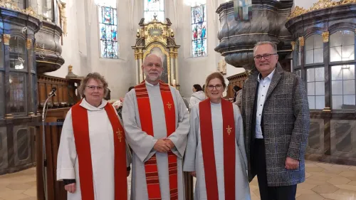 Diakonin Prof. Ellen Eidt, Diakon und Brüdersenior Peter Barbian, Diakonin und Älteste der Diakoninnengemeninschaft Christine Meyer und KArl Schulz vertreten den Rummelsberger Vorstand.