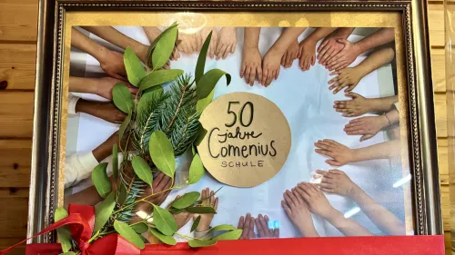 Die Schülermitverantwortung (SMV) überreichte Schulleiter Kühlewind ein gerahmtes Foto mit den Händen aller SMV-Mitglieder – Sinnbild eines halben Jahrhunderts gemeinsamer Verantwortung. 