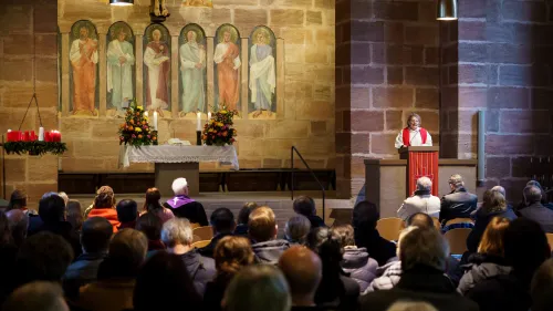 Ellen Eidt auf der Kanzel der Philippuskirche