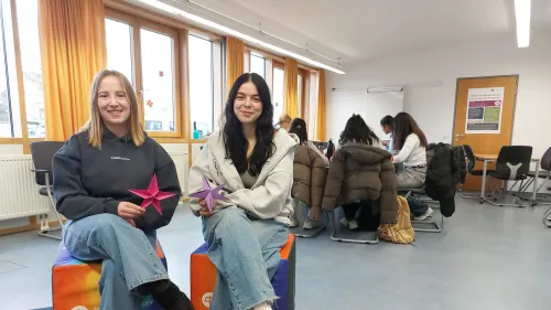 Zoe Brandscher und Lea Götz nutzen das heilerziehungspflegerische Einführungsjahr, um sich auf die Ausbildung im Sozialberuf vorzubereiten.