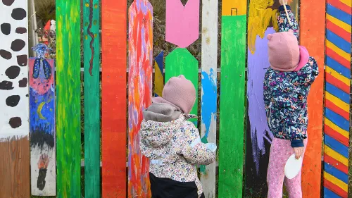 Im Rahmen der inklusiven Veranstaltungsreihe „Kunst von der Wiese“ ist auf der Streuobstwiese am Campus Haus Weiher auch ein bunter Zaun für den Beerengarten entstanden. 