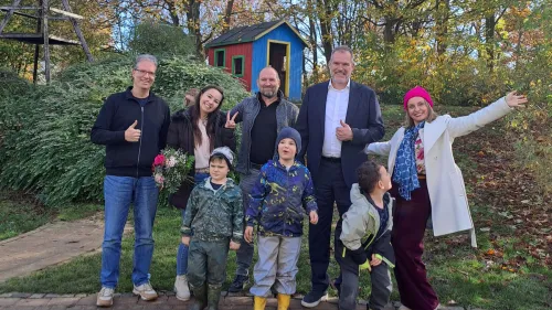 Freude über gelebte Verbundenheit: Stefan Schlechtriem, Operations Manager Automotive EMIA, Sonja Maric, Assistant Operations Manager von TE Connectivity und Wolfgang Salcher, Dienststellenleiter teilstationäres Wohnen Nördlingen mit Hermann Kist, Fachkraft stationäres Wohnen sowie Eva Adamaschek, Referentin Fundraising feierten gemeinsam mit Kindern der Jugendhilfe in Nördlingen die Spendenübergabe im Garten der Heilpädagogischen Tagesstätte.