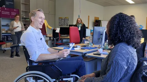 Perspektivwechsel: Bei einer Rollstuhl-Führung durch das Rummelsberger BBW lernte Daniel Terzenbach Teilnehmende aus verschiedenen Maßnahmen und Ausbildungsberufen kennen. 