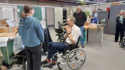 Daniel Terzenbach besuchte im Rollstuhl das BBW und sprach mit Auszubildenden.