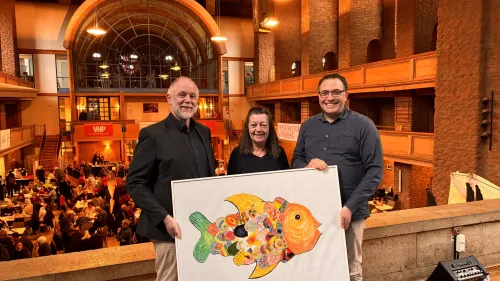 Übergabe Bild ARTogether an Vorstand Diakon Peter Barbian durch Kunsttherapeutin Gabriele Wehr und PSZ-Leiter Bastian Döring