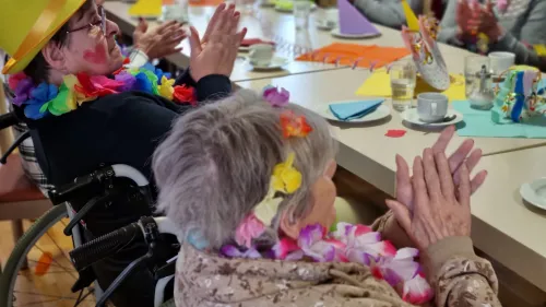 Bewohner*innen klatschen, singen und haben Spaß