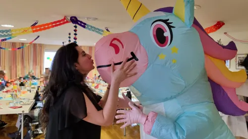 Ein riesengroßes Luft-Einhorn, das auf der Bühne tanzte, war eine weitere Attraktion