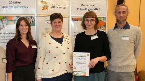 Bei der feierlichen Begrüßung der inklusiven Streuobstwiese der Rummelsberger Diakonie als neue Netzwerkpartnerin im Qualitätsnetzwerk BNE Bayern in Nürnberg (von rechts): Ralph Eichenseher, Leitung Fachbereich Autismus, Projektleitung Alina Stampfl, Projektmitarbeiterin Heike Reinhold und Sonja Kreil vom bayerischen Umweltministerium 