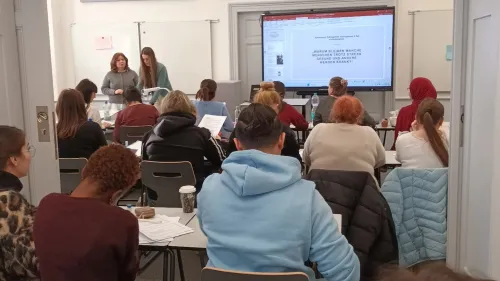 Schüler*innen unterrichten Schüler*innen an der Pflegeschule Weißenburg