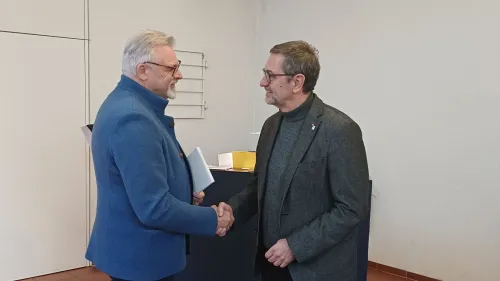 Diakon Volker Deeg, Mitglied der Geschäftsführung, übergab zum Abschied ein Präsent.