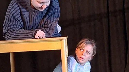 Zwei Schauspielerinnen reden miteinander