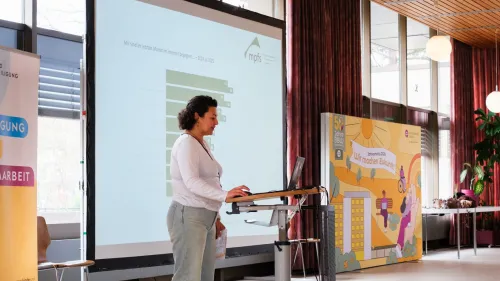 Juliana Krolop verdeutlichte den Mitarbeitenden anhand verschiedener Statistiken die Auswirkungen des Nutzungsverhaltens junger Menschen.