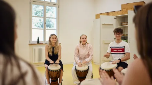Praxisnah lernen für soziale Berufe: Auszubildende der Rummelsberger Diakonie erproben Methoden aus Musik und Bewegung – ein wichtiger Bestandteil der Ausbildung am Evangelischen Campus Nürnberg.