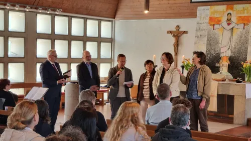 v.l.n.r.: Diakon Volker Deeg, Regionalleiter Nürnberger Land, Diakon Thomas Jacoby, Leiter Wichernhaus Altdorf, Diakon Stefan Schurkus, Leiter Wurzhof, Christian Rydlichowski, Stellevertretende Leitung Haus Weiher und Renningers Lebensgefährtin Daniela Schlegel