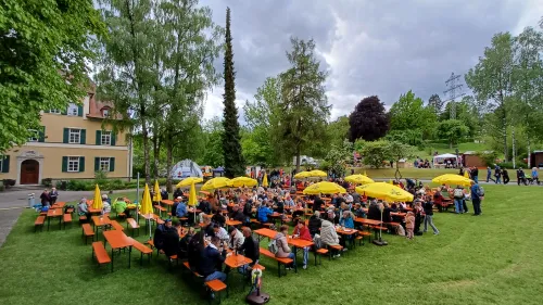 Trotz des unbeständigen Wetters kamen zahlreiche Besucher*innen. 