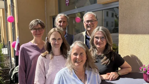 Neuer Standort, gewohnte Expertise: Das Team des AuW freut sich über die neuen Räumlichkeiten und Begegnungsmöglichkeiten. V. l.n.r.: Regina Stadelmann, Anja Lenz, Ralph Eichenseher, Tanja Hofbauer, Karl Schulz, Daniela Grießinger