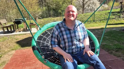Hannes beim Schaukeln im Garten des Hersbrucker Wohnebereichs des Fachbereichs Autismus.