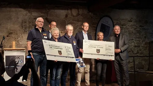 v.l.n.r:  Norbert Griebl, Koordinator des ASB Wünschewagens, Norbert und Jutta Kornel, ehrenamtliche Wunscherfüller des ASB, dahinter Secondino Gheri, zweiter Vorstand des USK Freundeskreis e. V. Mittelfranken, Phillip Reizner, kaufmännischer Leiter der Rummelsberger Diakonie, Sandra Uhl, Leiterin des Therapiehofs Leila und Stefan Thiele, erster Vorstand des USK Freundeskreis e. V. Mittelfranken 