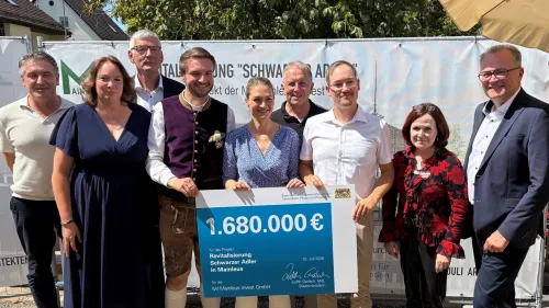 Freuen sich über das Projekt: Tino Heß (Juli Architektur Kulmbach), Karin Lochner-Eber (Dienststellenleitung Haus Schmeilsdorf + Mainpark, Rummelsberger Diakonie), Dieter Pöhlmann (zweiter Bürgermeister Mainleus), Jonas Gleich (Landrat Landkreis Kulmbach), Judith Gerlach (Bayerische Staatsministerin für Gesundheit), Henry Schramm (Bezirkstagspräsident Oberfranken), Sebastian Türk (Mainleus Invest), Christina Flauder (Behindertenbeauftragte Bezirk Oberfranken), Karl Schulz (Vorstand Rummelsberger Diakonie)
