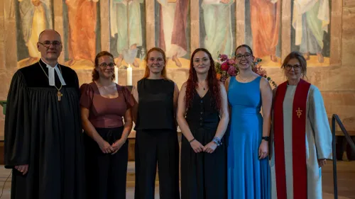 Oberkirchenrat Stefan Reimers, Vorstellungsfrauen Anja Gebhard, Klara Eifler, Nina Eichl, Lara Stiebeling und Diakonin Christine Meyer, Älteste der Diakoninnengemeinschaft Rummelsberg