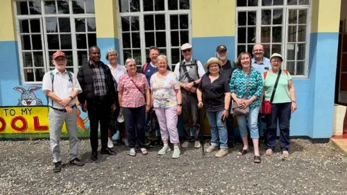 Lebendiger Austausch in Tansania: Die Reisegruppe hatte Zeit für Begegnungen und Einblicke in nachhaltige Projekte.
