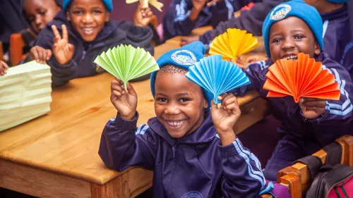Schüler bei Bastelarbeiten in der G.M. Memorial School 2026 - Projekt Feuerkinder