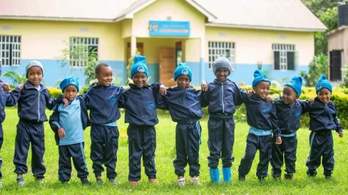 Schüler im Garten der G.M. Memorial School 2026 - Projekt Feuerkinder