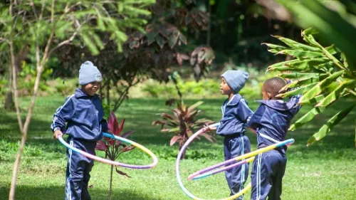 Schüler mit Hula Hoop Reifen in der G.M. Memorial School 2026 - Projekt Feuerkinder