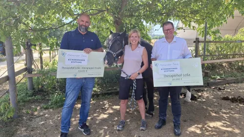 v.l.n.r.: Tobias Ballbach, Vorstand der Alexander Beck Kinderfonds Stiftung, Sandra Uhl, Leitung Therapiehof Leila, Dominik Beck, Geschäftsführer der Der Beck GmbH 