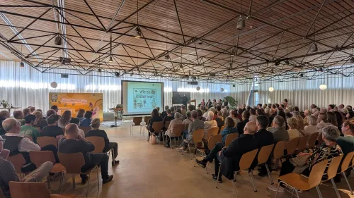 Wegbegleiter*innen, ehemalige und aktuelle Mitarbeitende, Kostenträger, Kooperationspartner sowie weitere Gäste feiert gemeinsam 50 Jahre Berufsbildungswerk Rummelsberg. 